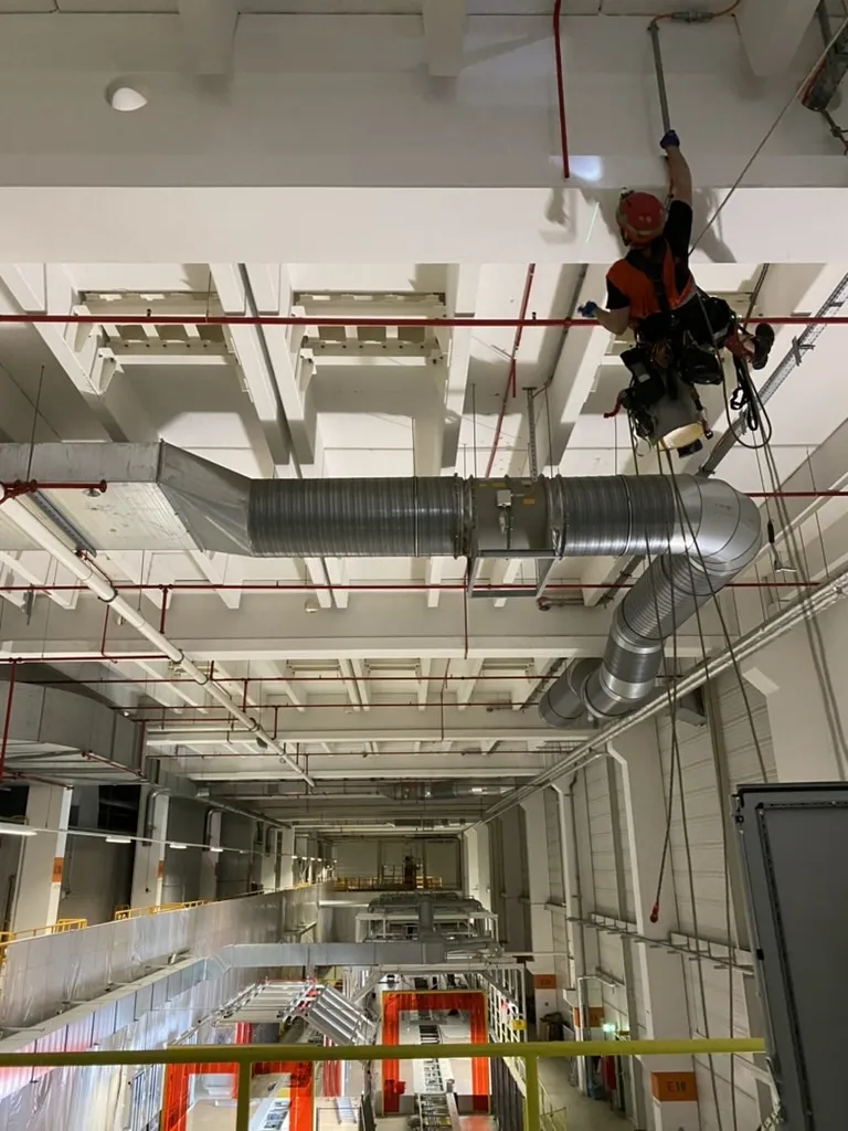 Industriekletterer bei Brandmeldeanlagen im Ruhrgebiet